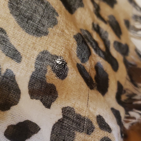 Leopard print and white long scarf with fringe - Picture 4 of 5